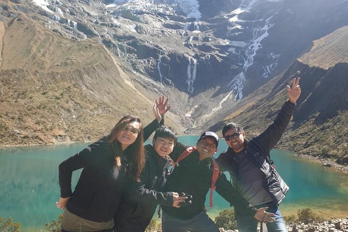 um grupo de pessoas em pé em frente a uma montanha