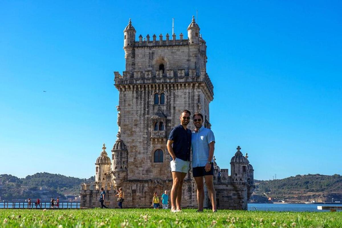 deux personnes debout devant un château