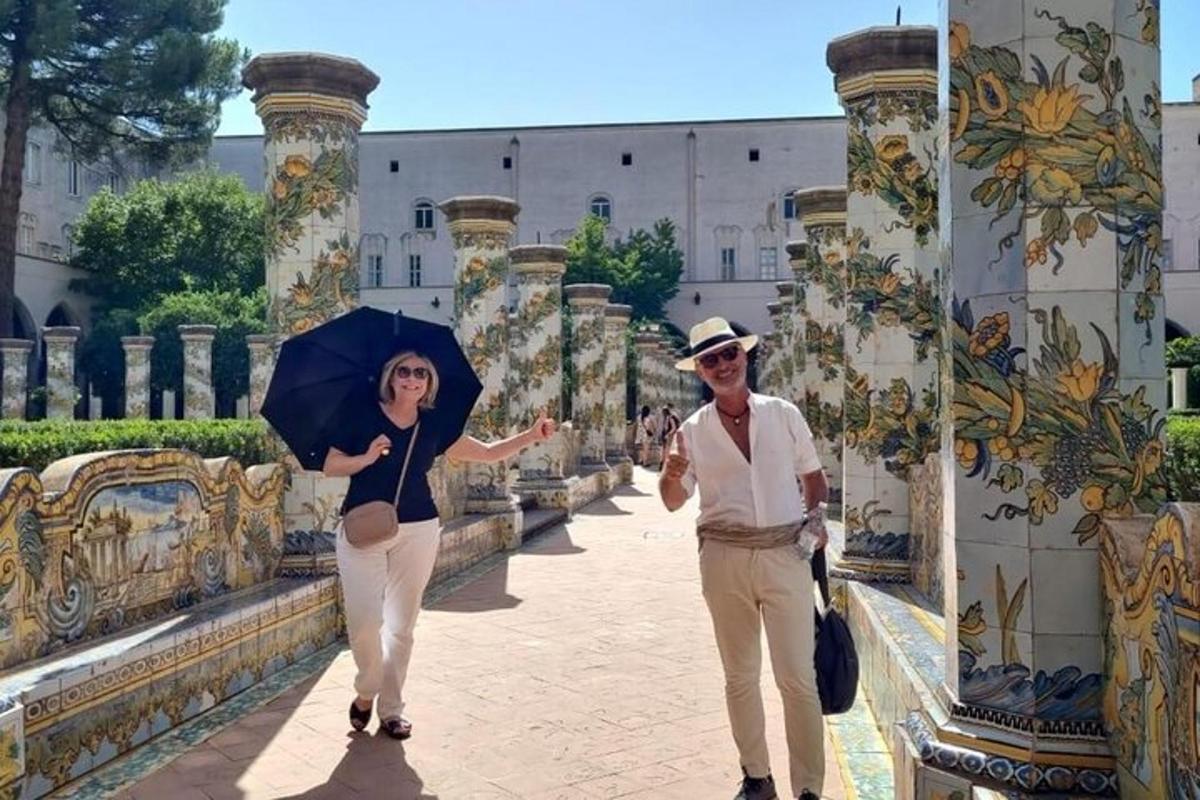 un uomo e una donna che camminano lungo una strada con un ombrello