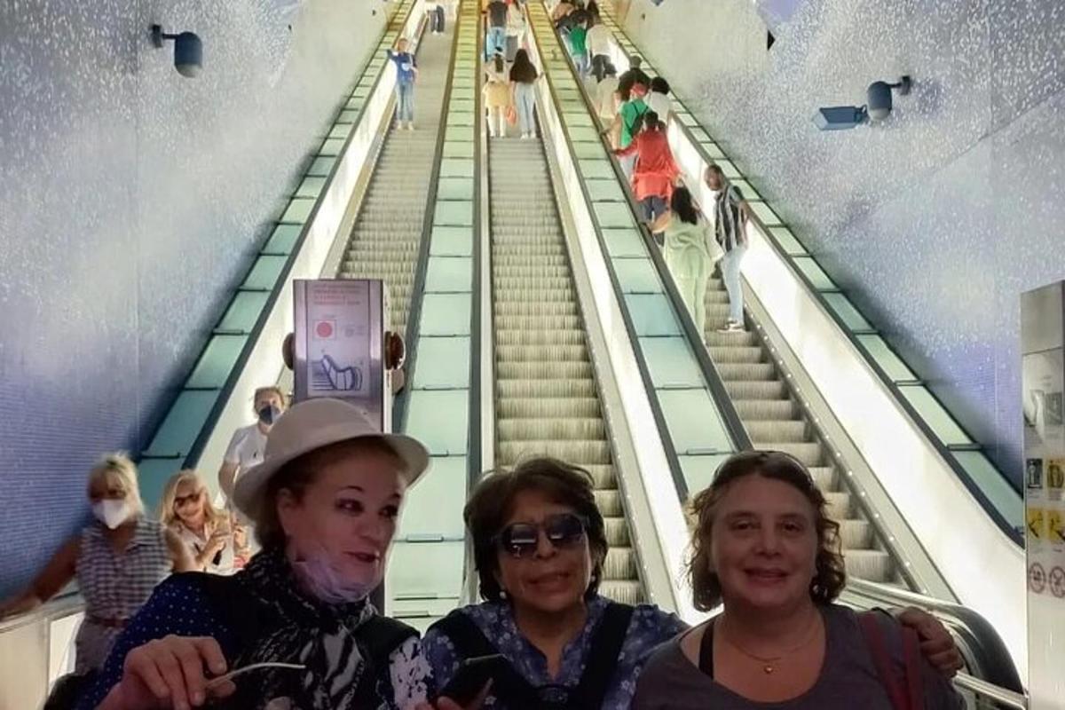 un gruppo di donne in piedi su una scala mobile