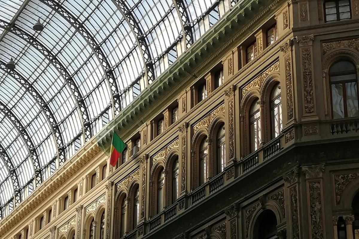 un grande edificio con un soffitto a cupola di vetro e una bandiera