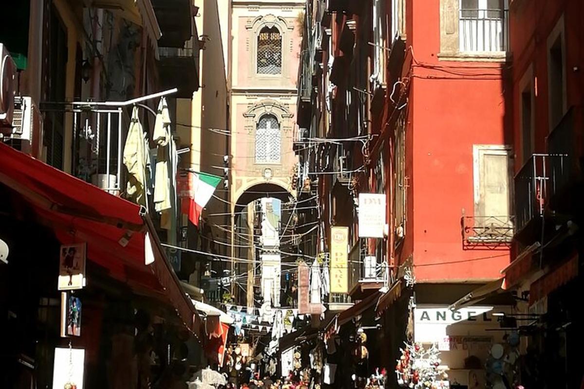 una stretta strada cittadina con un edificio sullo sfondo