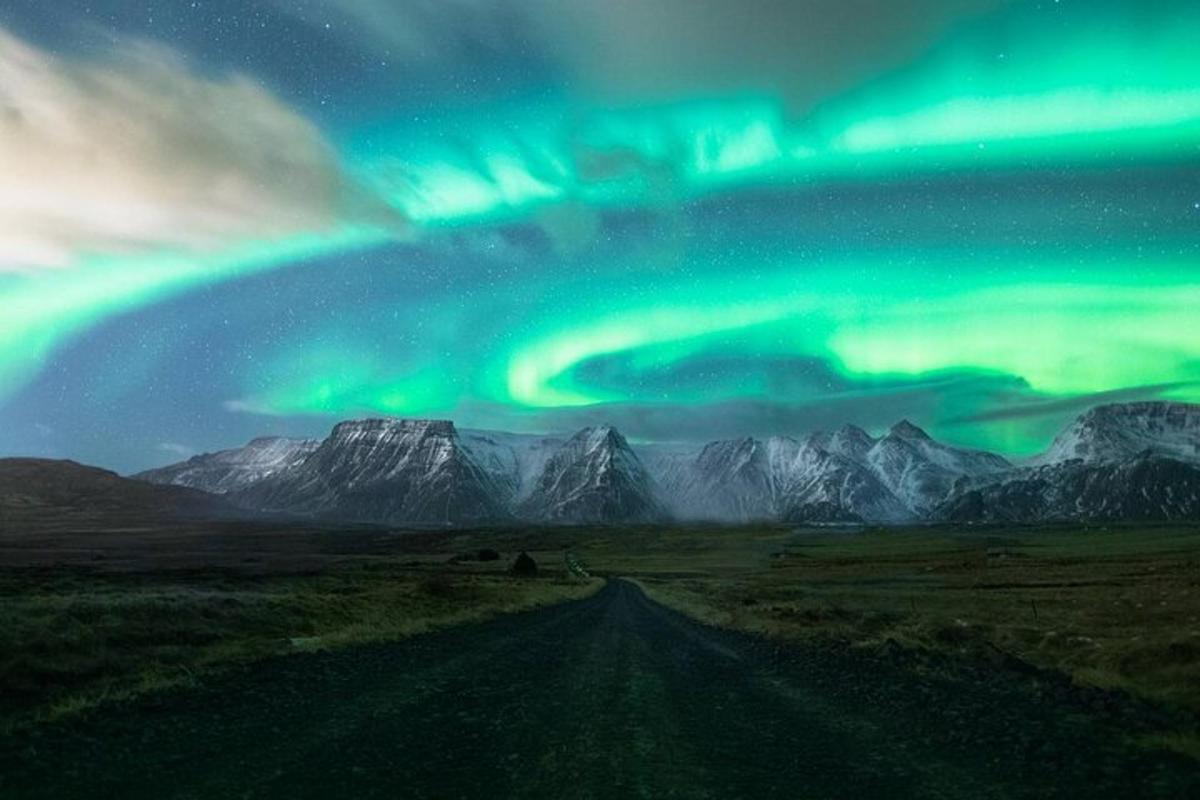 imej jalan dengan aurora di langit