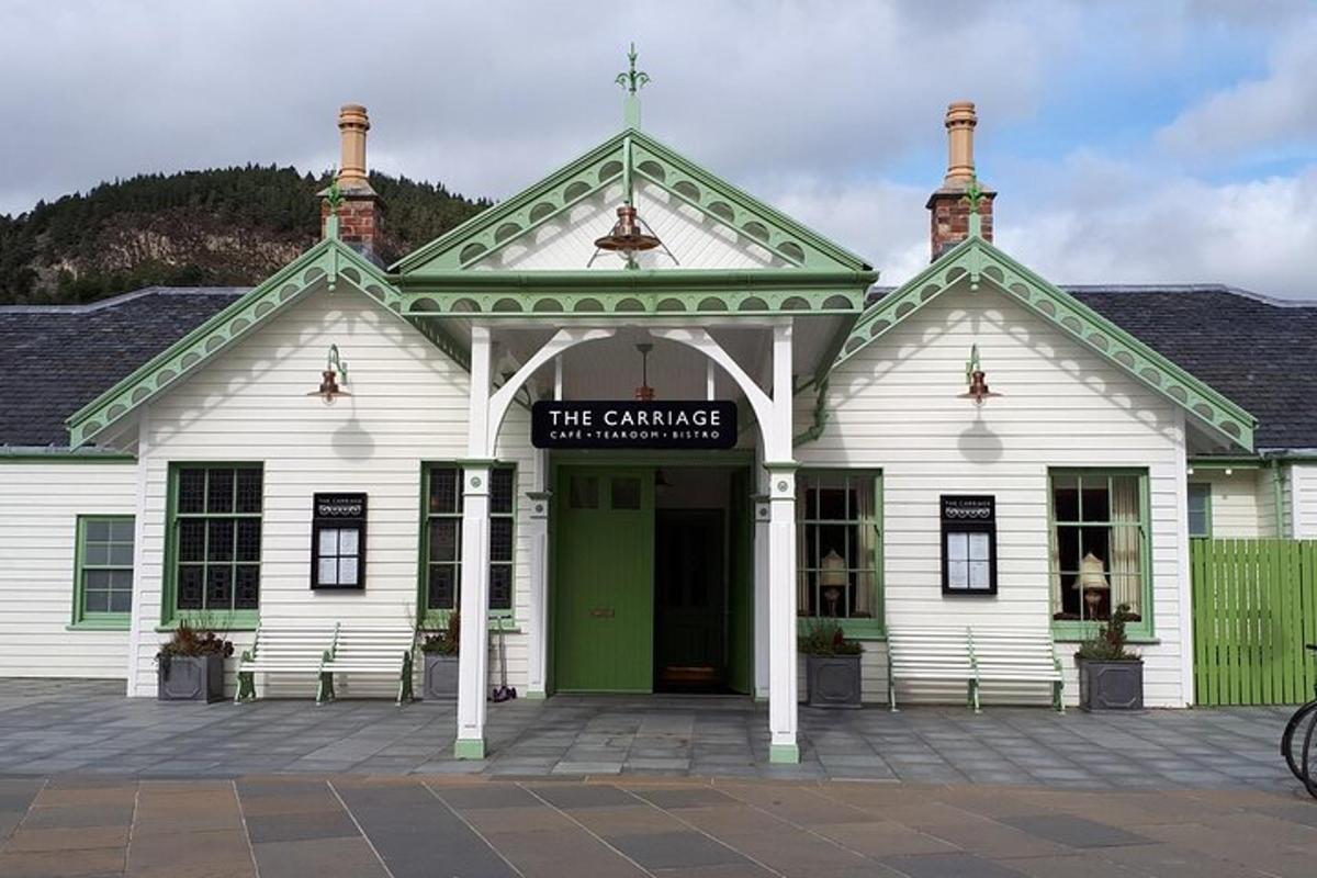 Un gran edificio blanco con una puerta verde.