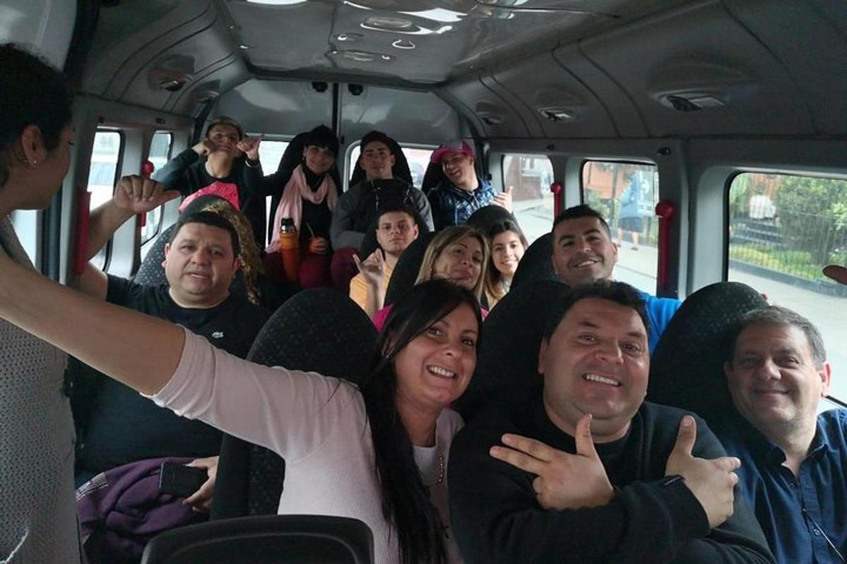 skupina lidí sedících v autobuse