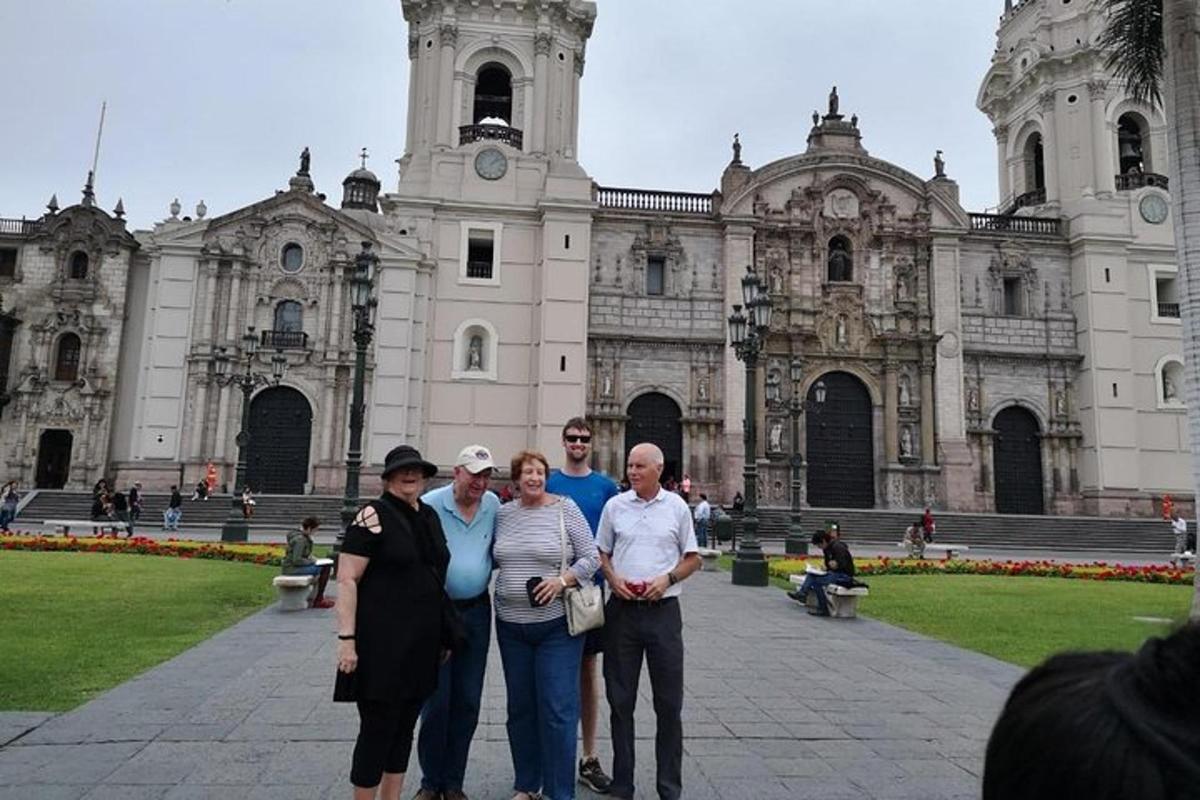 un grup de oameni care stau în fața unei clădiri
