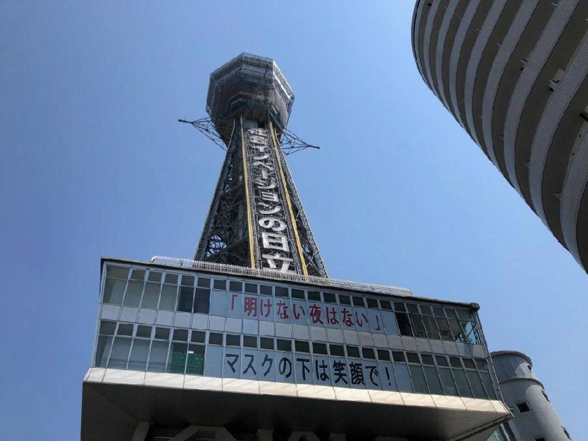 两座建筑之间的埃菲尔铁塔景观