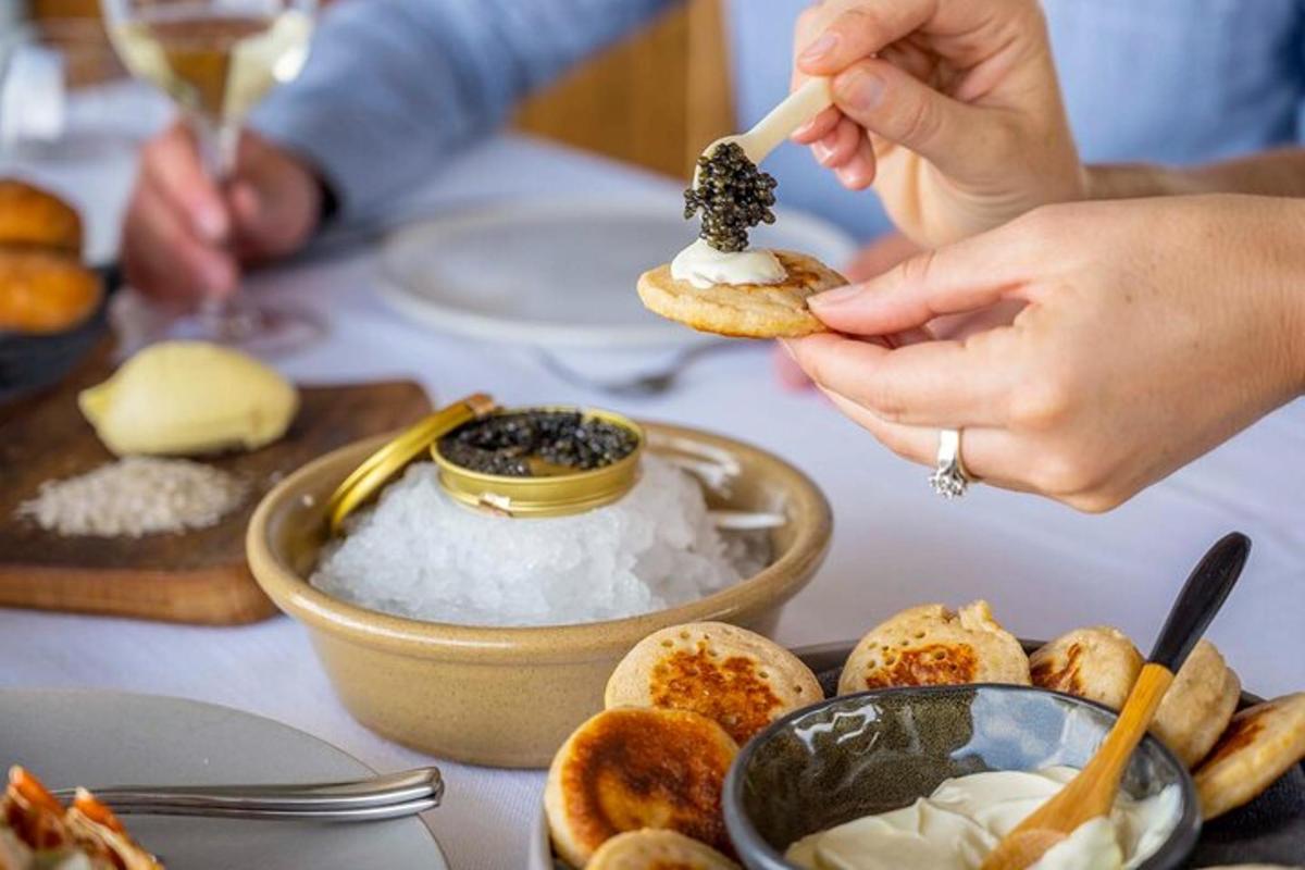 egy személy egy darab ételt tart az asztalon