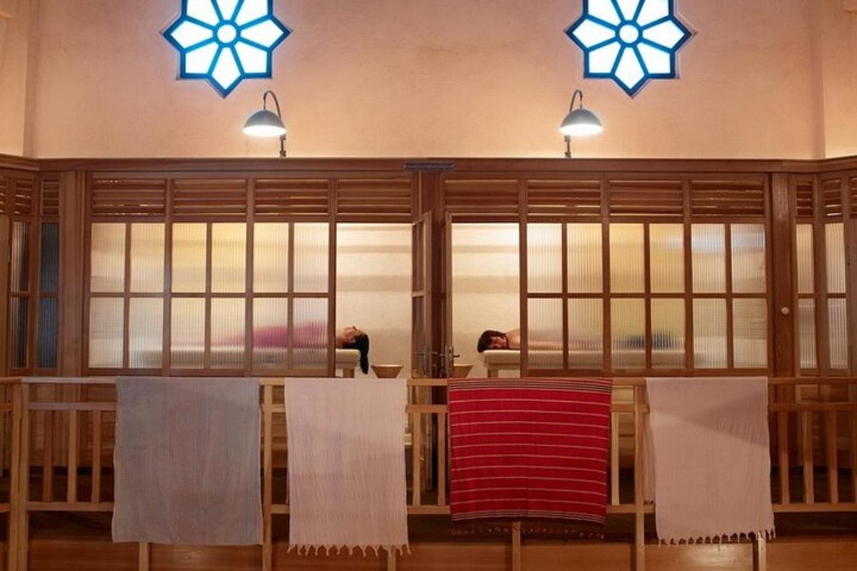 ein Zimmer mit Fenstern und einem Tisch mit Handtüchern