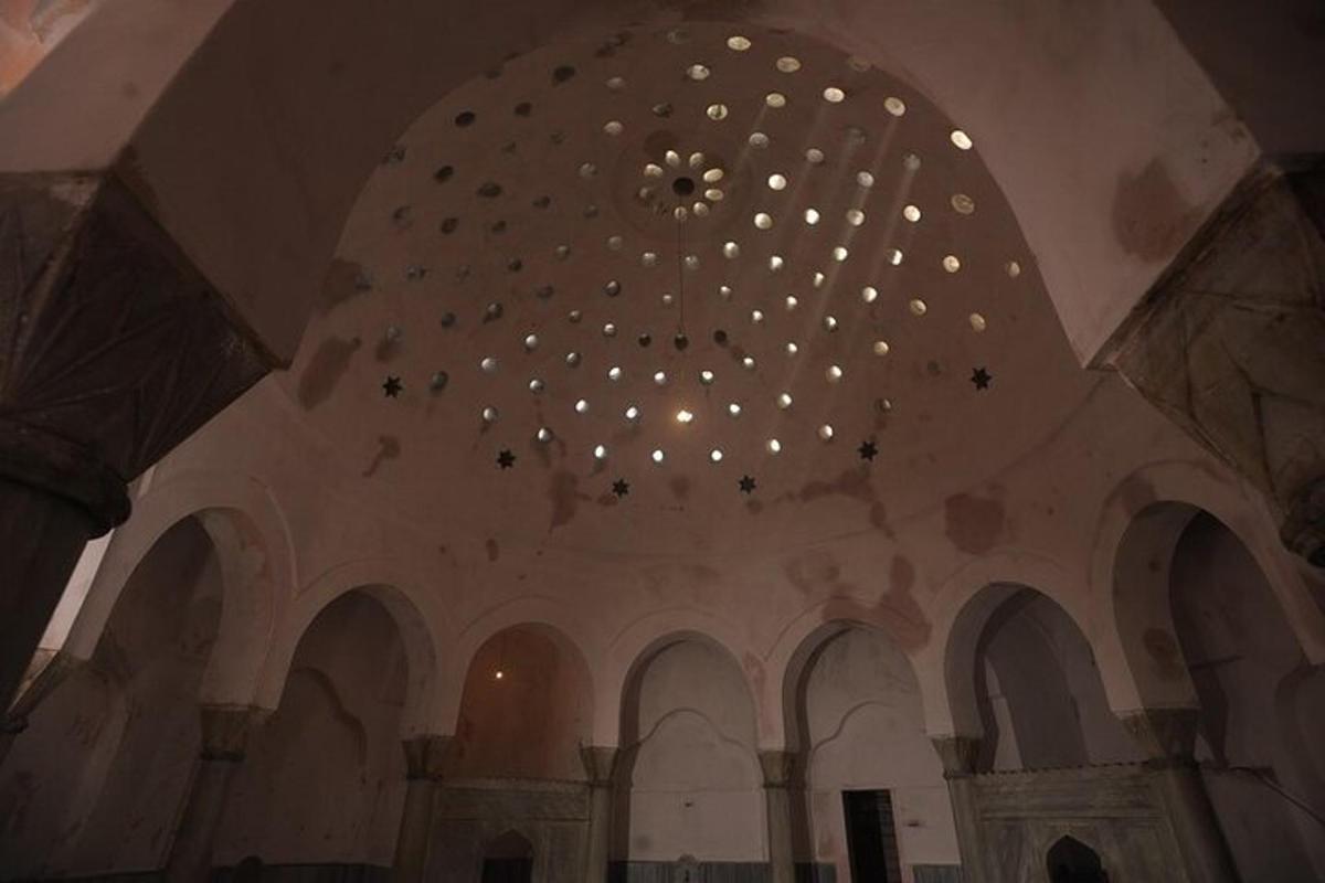 ein großes Gebäude mit einer gewölbten Decke mit einem Kronleuchter