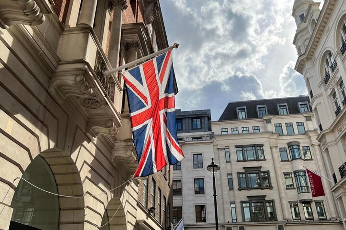hoone küljel rippuv Briti lipp
