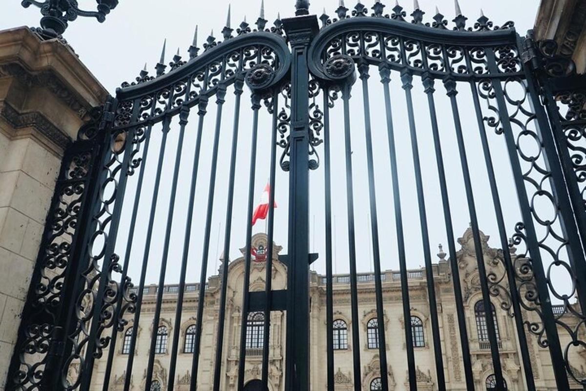 pagar hitam dengan bendera di depan sebuah gedung