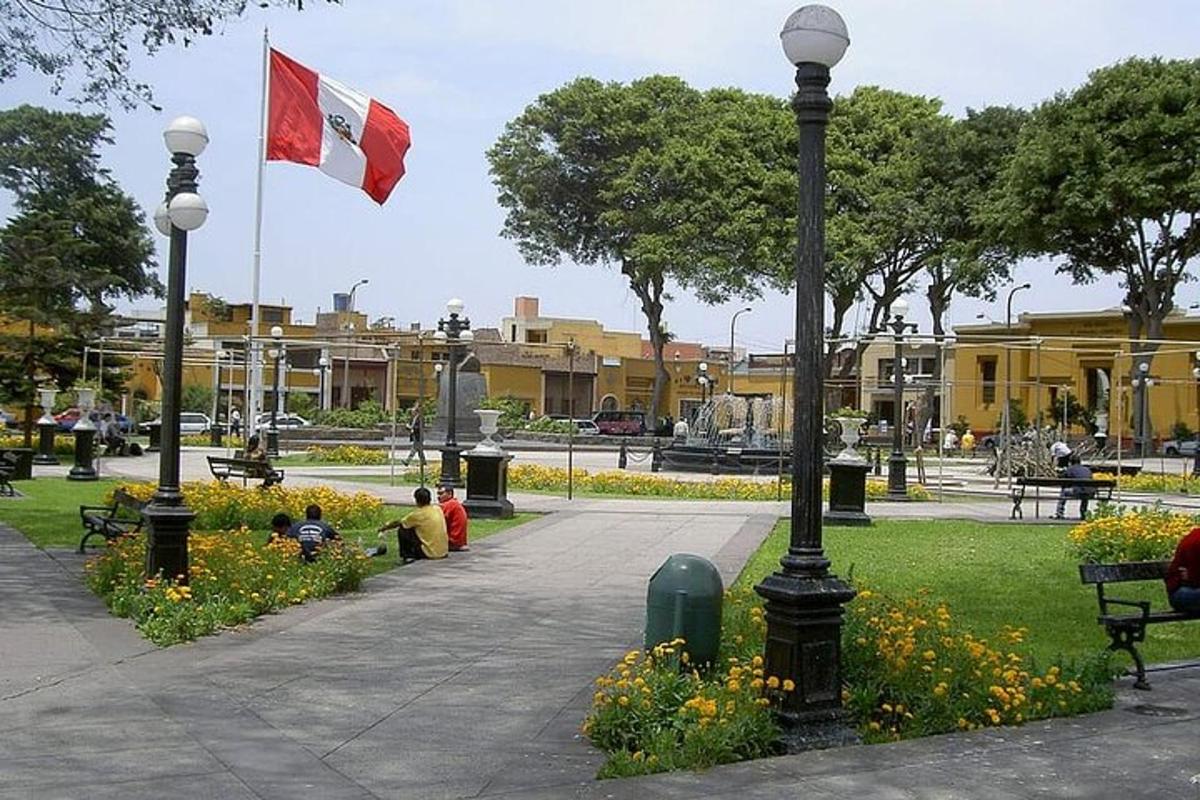 bendera pada tiang di taman dengan bunga