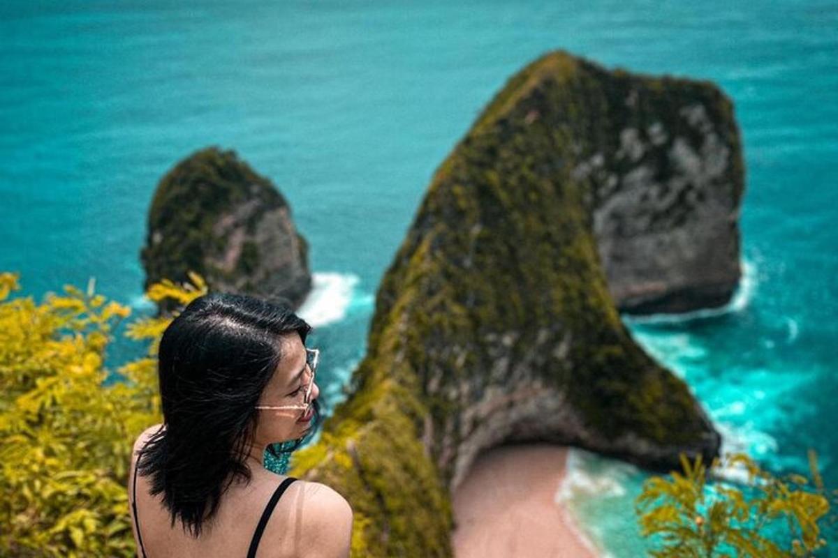 một người phụ nữ đứng trên vách đá nhìn ra đại dương
