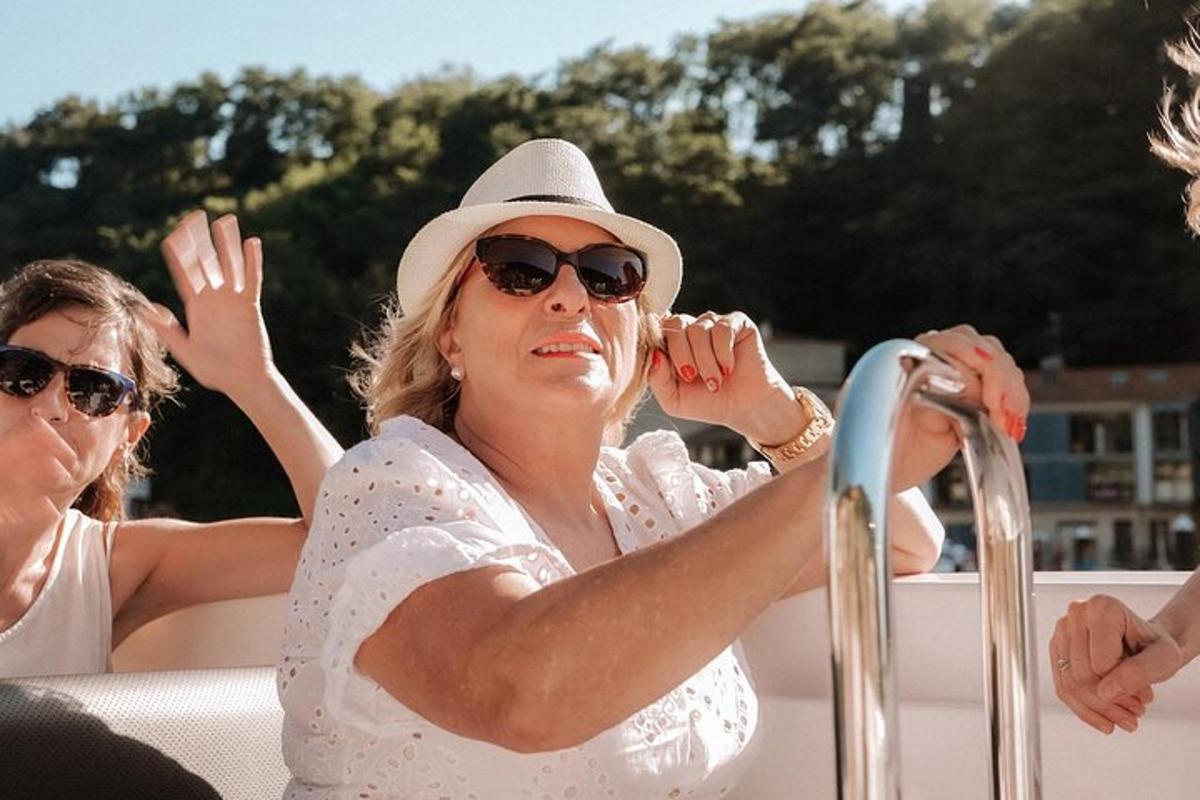 moteris valtyje su skrybėle ir akiniais nuo saulės