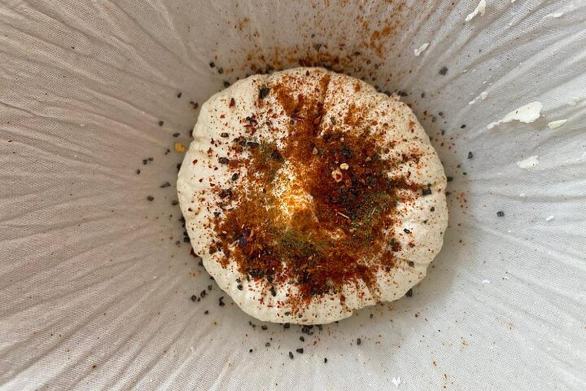 صورة مقربة لقطعة طعام في حاوية