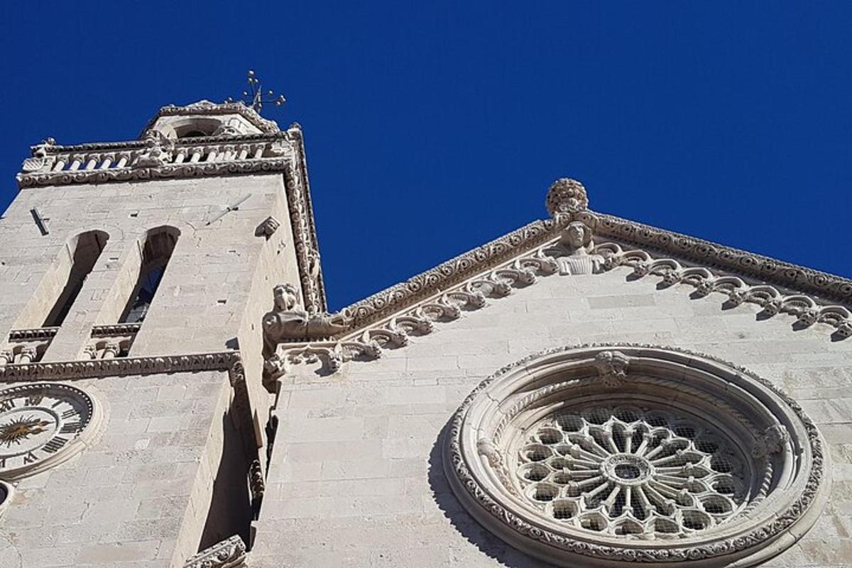 ένα κτίριο με πύργο ρολογιού με γαλάζιο ουρανό