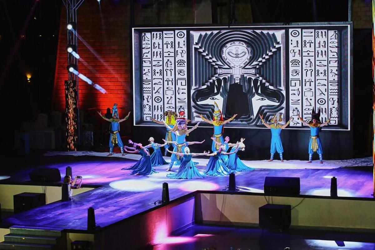 um grupo de pessoas em um palco com uma apresentação