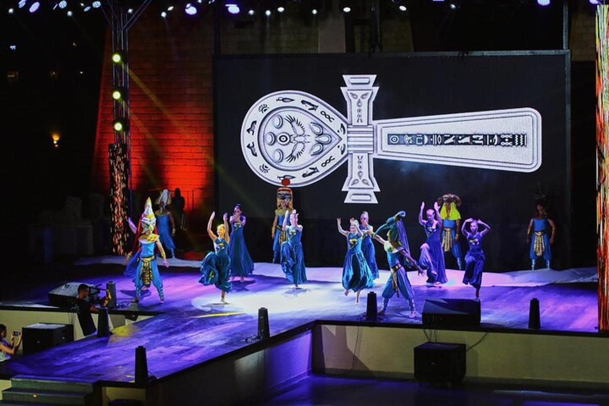 um grupo de pessoas em um palco com uma espada