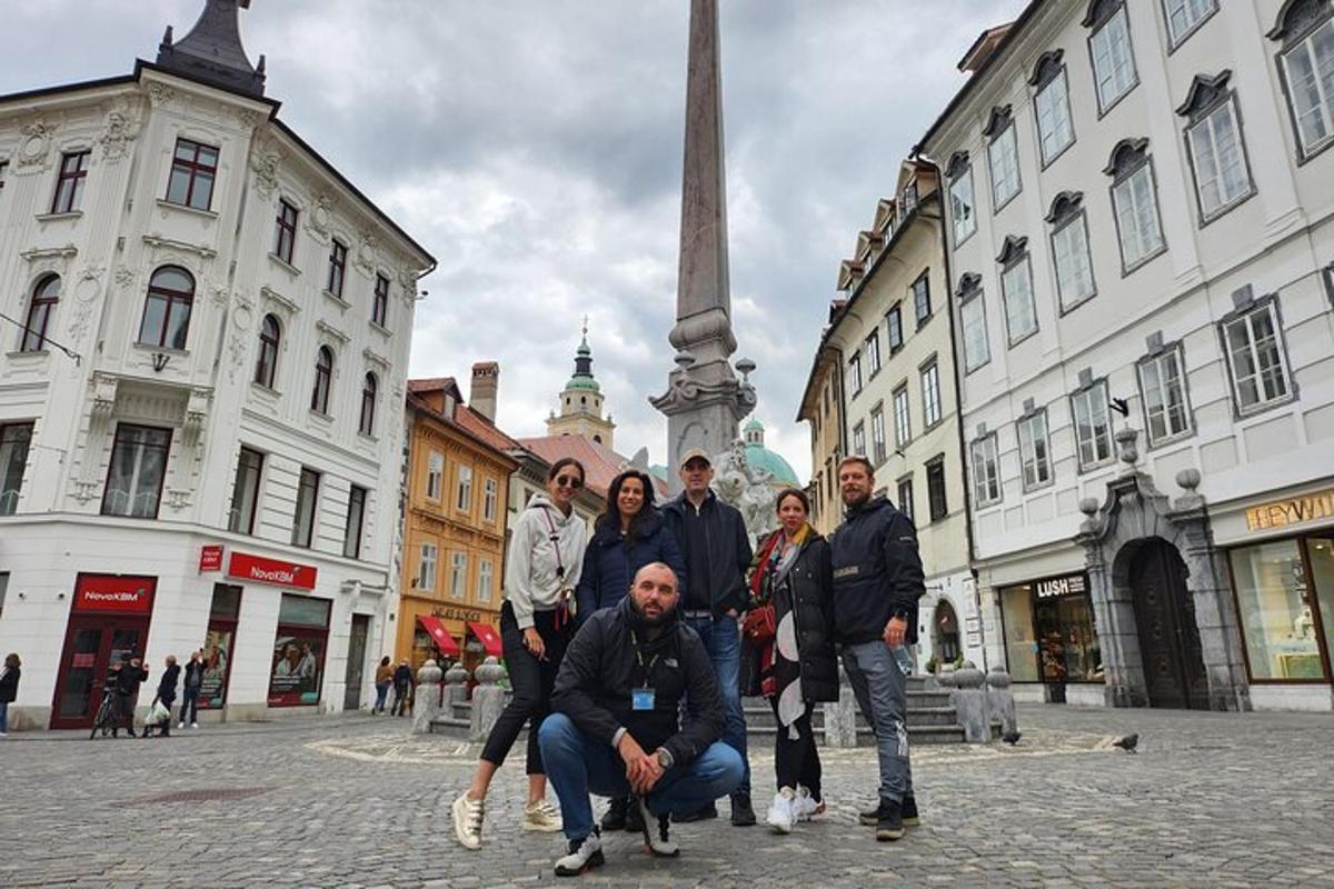 eine Gruppe von Menschen, die auf einer Straße für ein Foto posieren