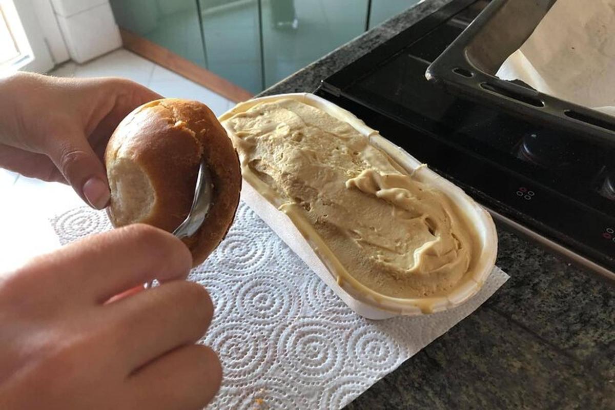 uma pessoa segurando um donut com manteiga de amendoim