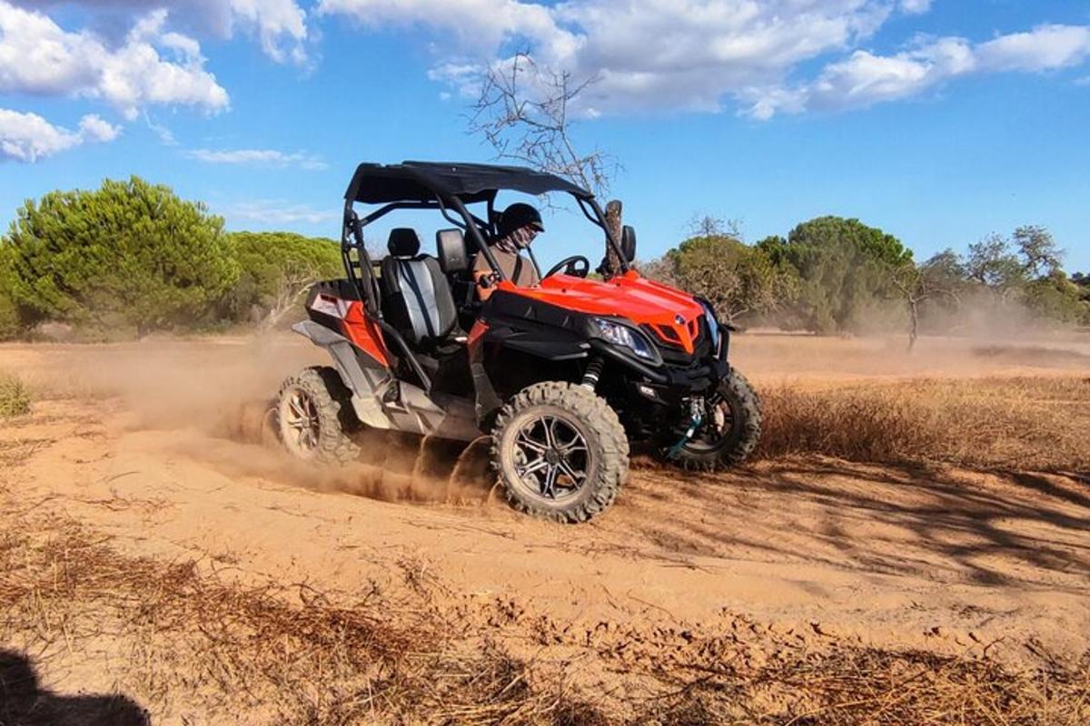 o persoană care merge cu un ATV pe un drum de pământ