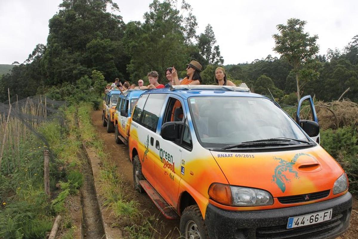 un gruppo di persone che viaggiano sul tetto di un furgone