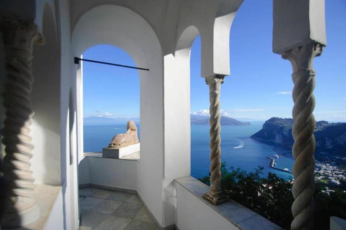 Una habitación con una ventana con vista al mar.