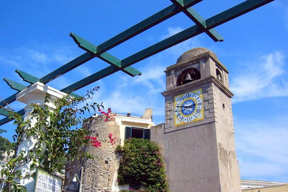 una torre de reloj frente a un edificio