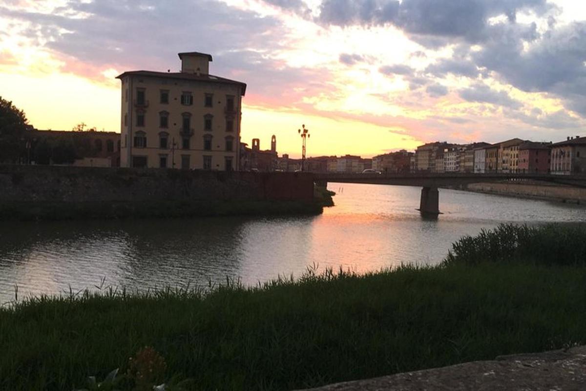 un edifici a la vora d'un riu amb un pont
