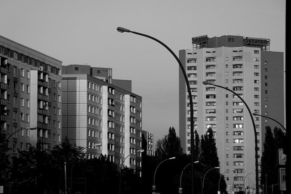 một bức ảnh đen trắng của hai tòa nhà cao tầng