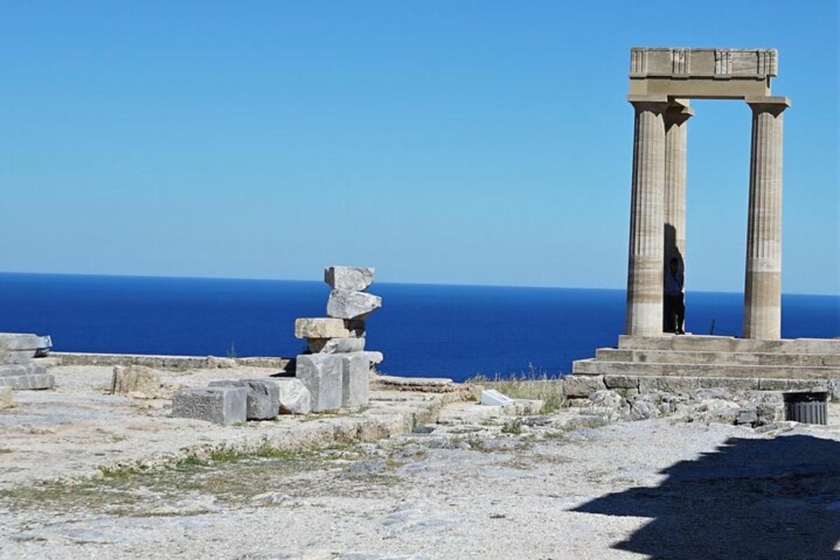 mäe otsas asuv monument, mille taustal on ookean