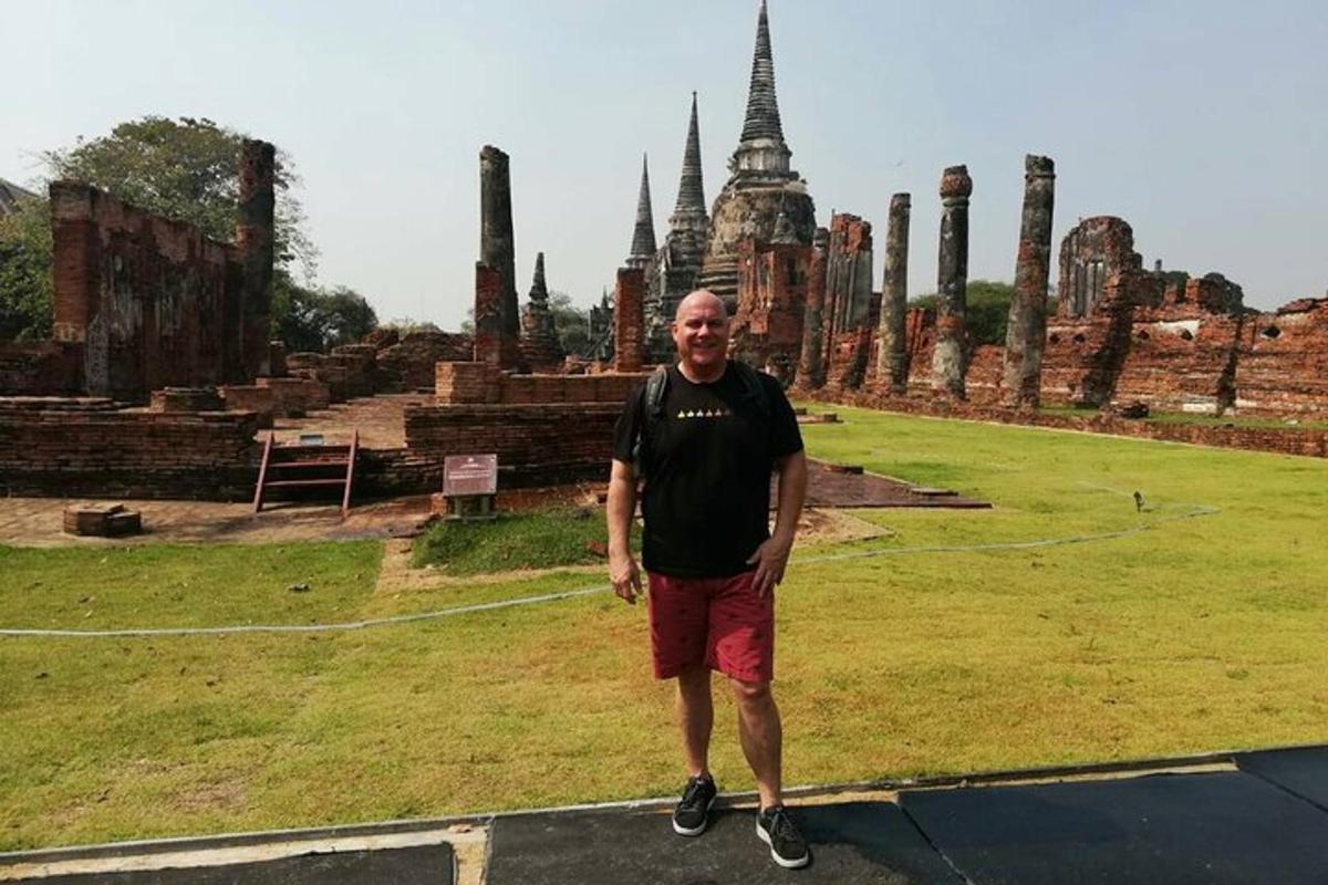 un home dret davant d'un temple