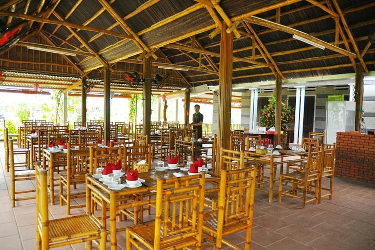 un ristorante vuoto con tavoli e sedie di legno