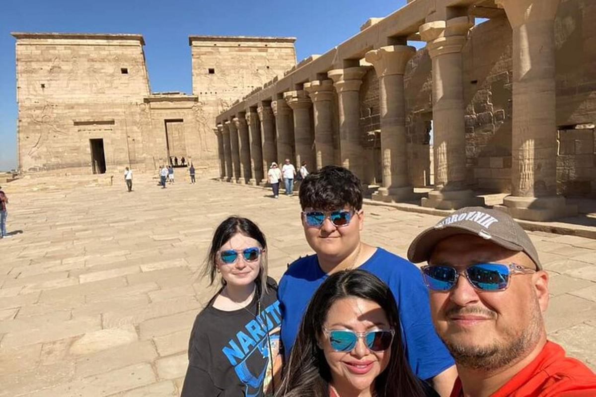 μια ομάδα ανθρώπων που στέκονται μπροστά σε ένα κτίριο