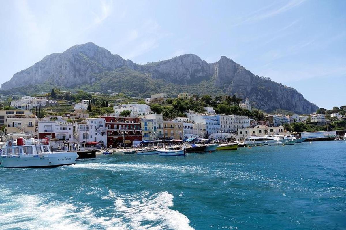 μια ομάδα σκαφών σε ένα υδάτινο σώμα