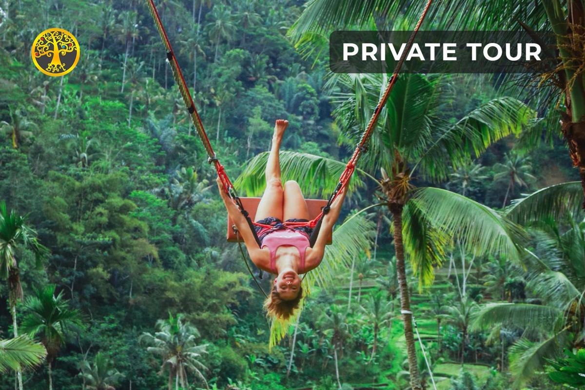 Una mujer balanceándose en un columpio de cuerda en la jungla