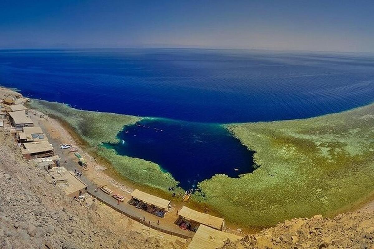 vista aèria d'una illa a l'oceà