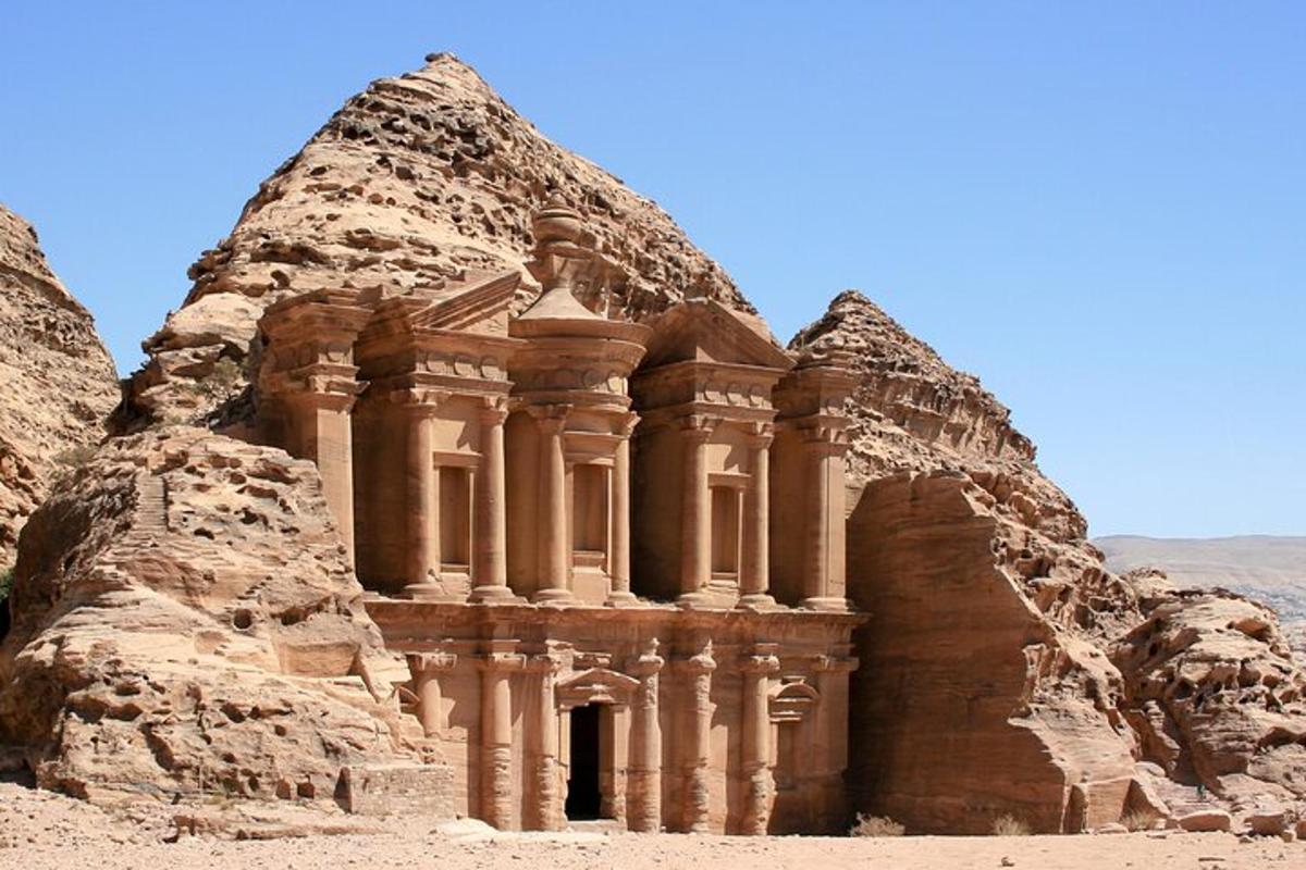 antico edificio sul fianco di una scogliera