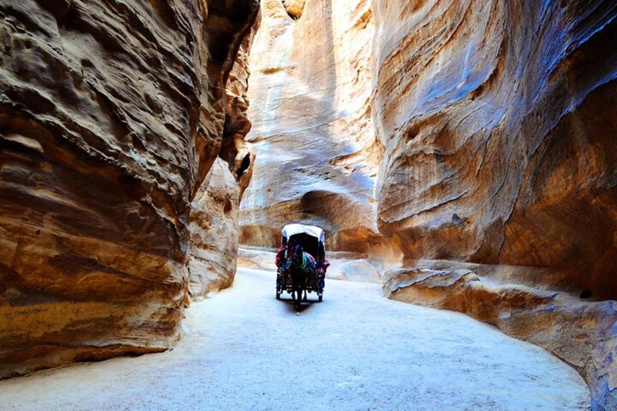 una persona che guida una motocicletta attraverso un canyon a fessura