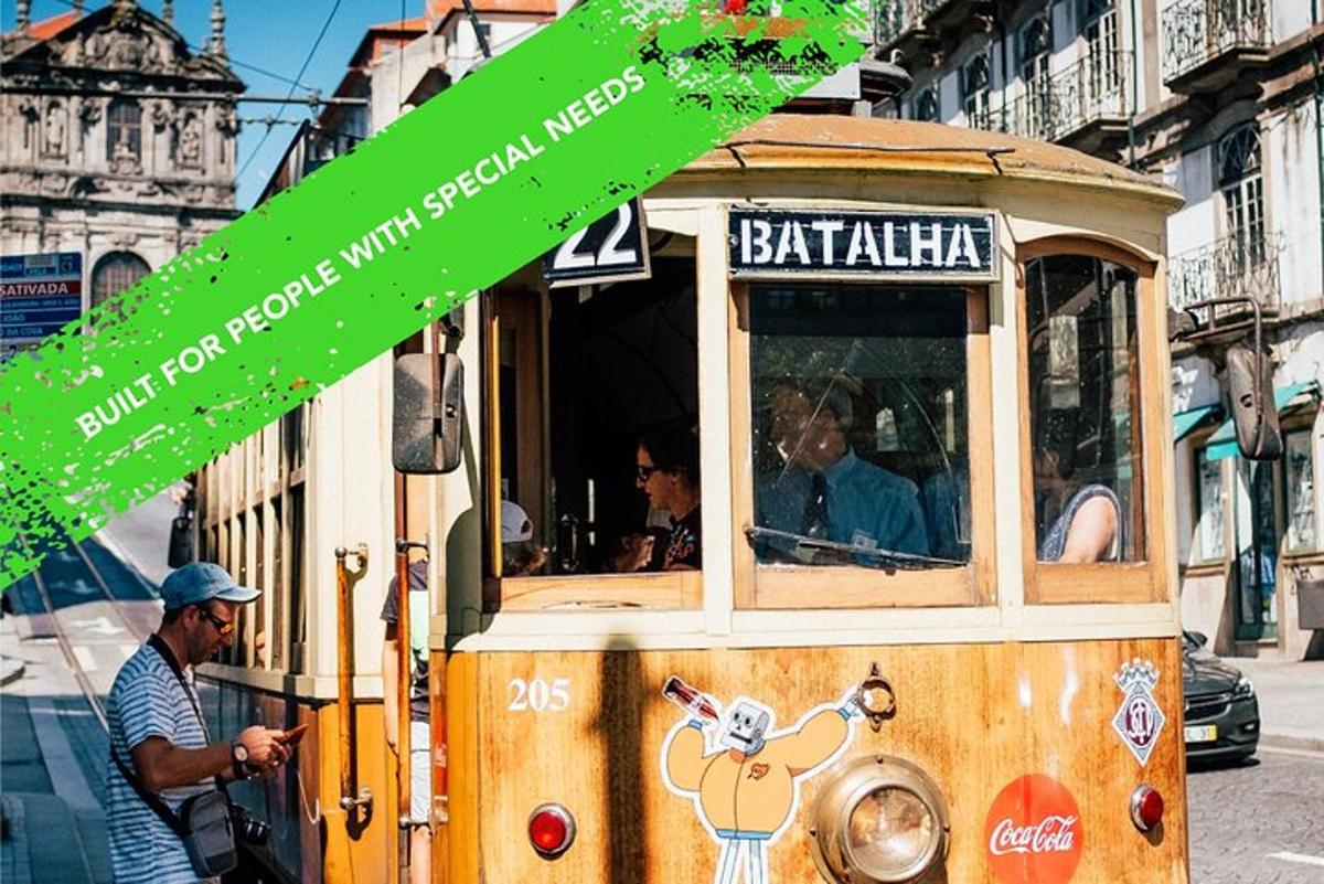 tramvaj s lidmi jedoucími na ulici
