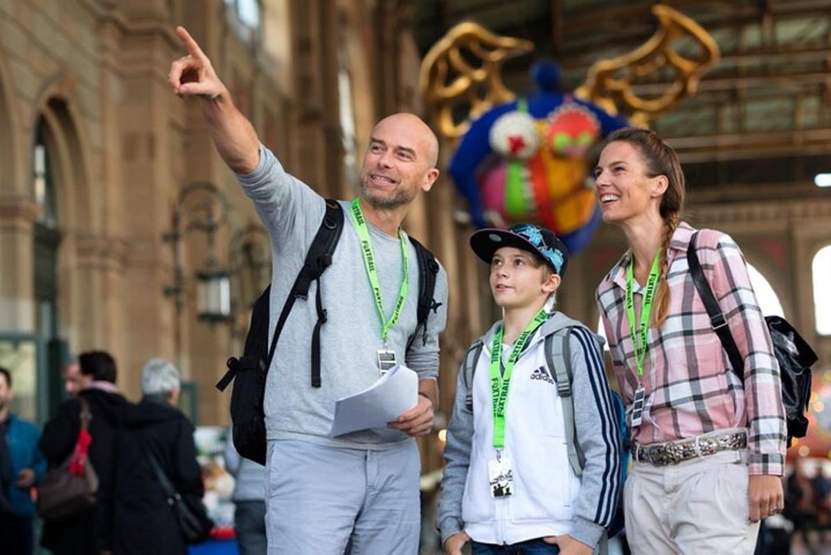 muž a dvě ženy stojící vedle sebe