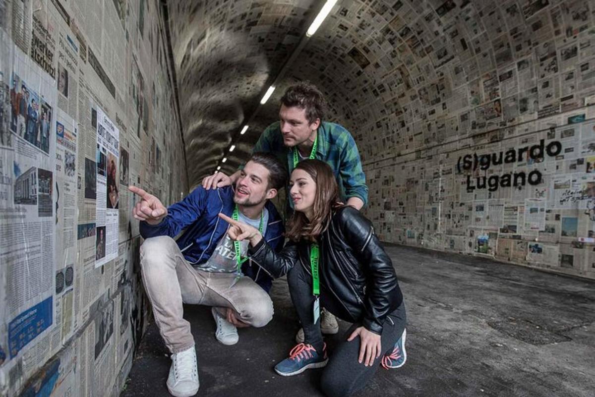 skupina tří lidí sedících v tunelu