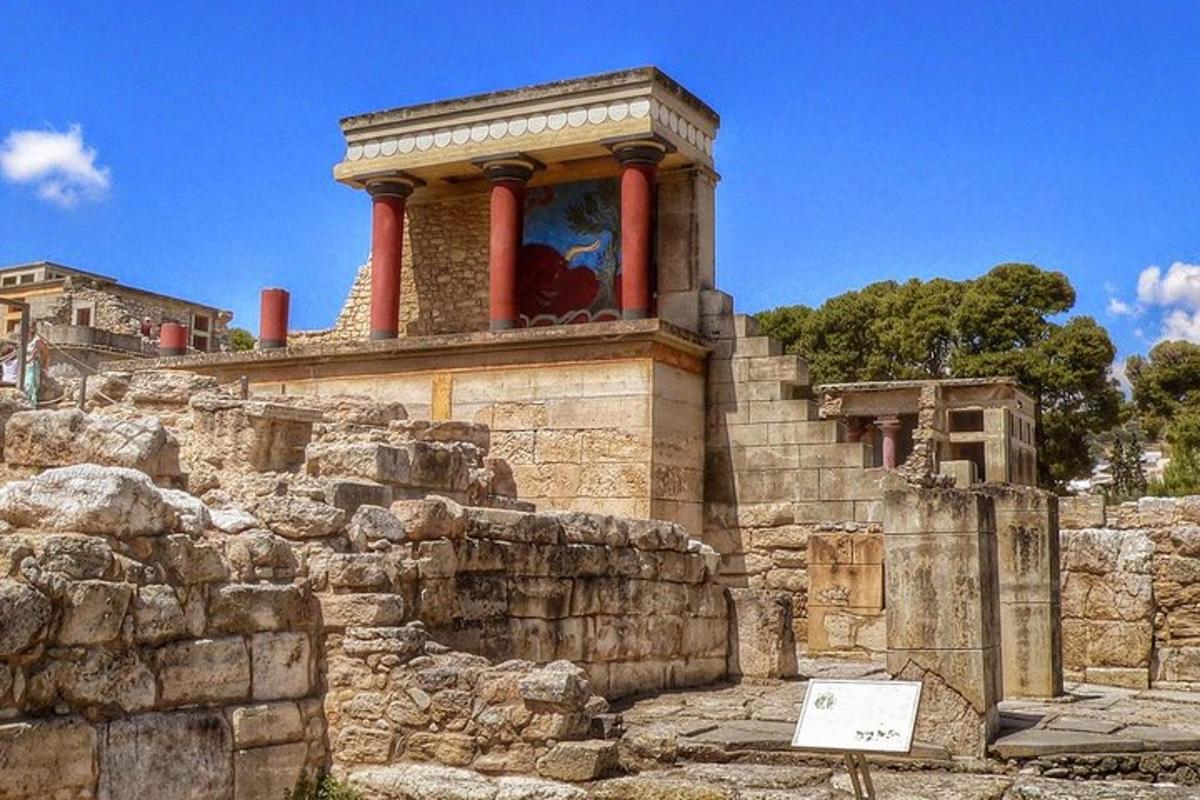 ένα κτίριο με ένα άγαλμα στην κορυφή του