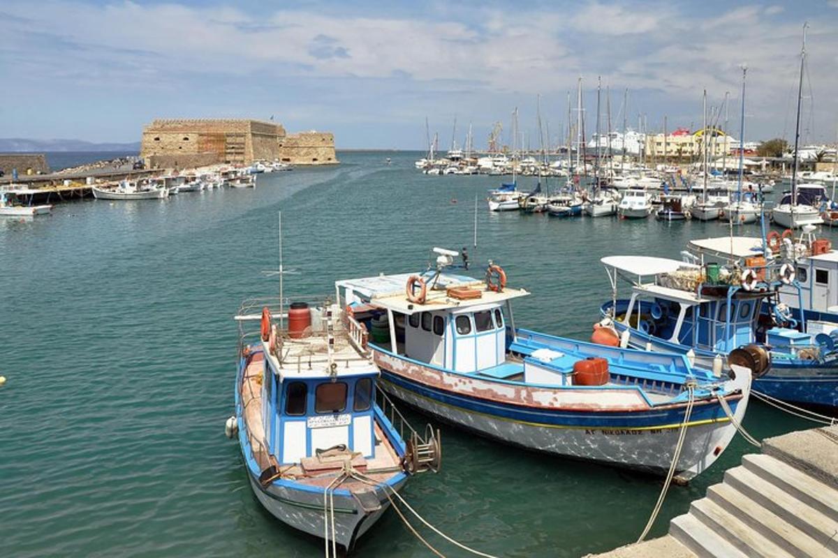 Δύο βάρκες είναι αγκυροβολημένες σε ένα λιμάνι με άλλες βάρκες
