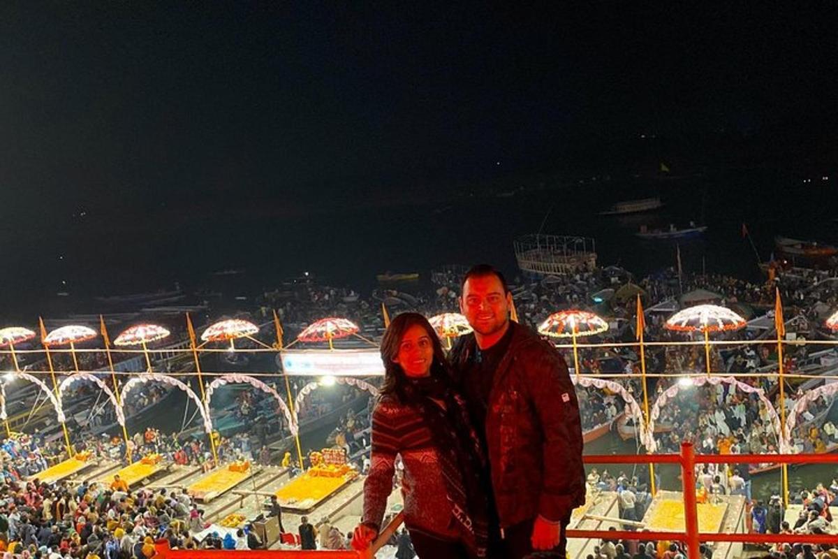 muž a žena stojící před stadionem