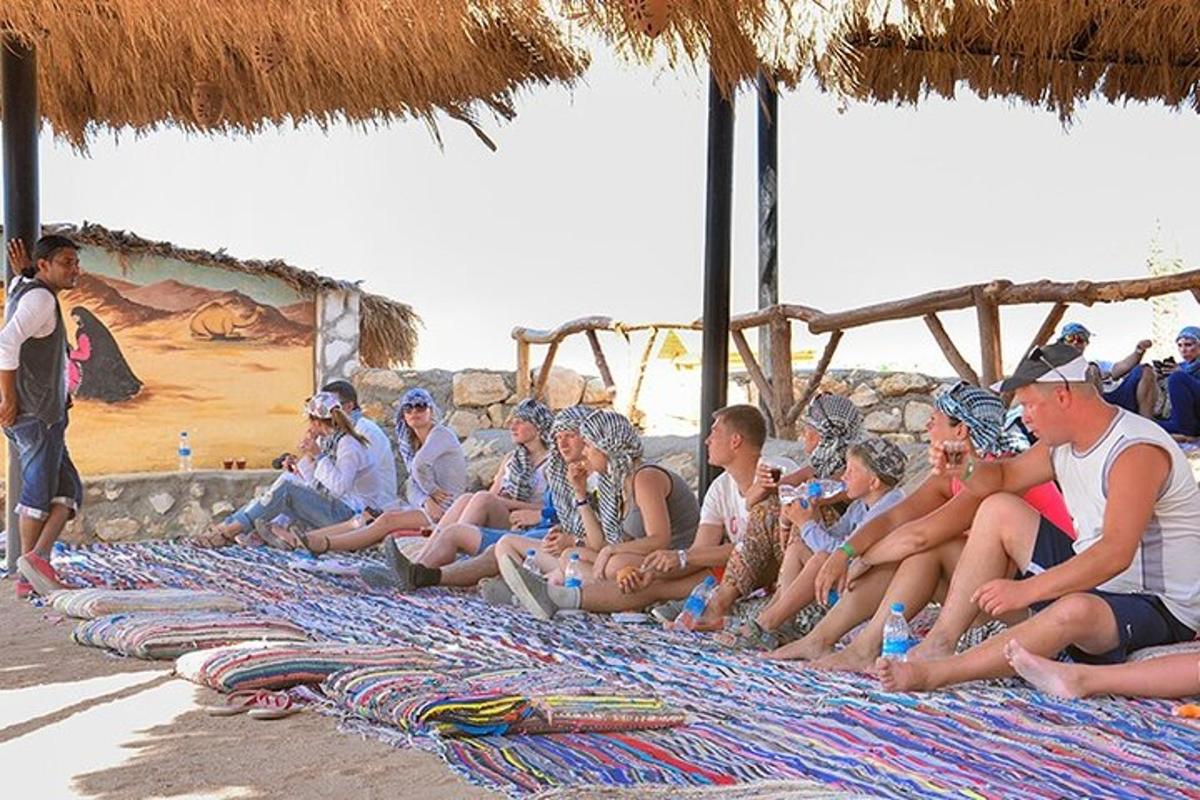 um grupo de pessoas sentadas na praia