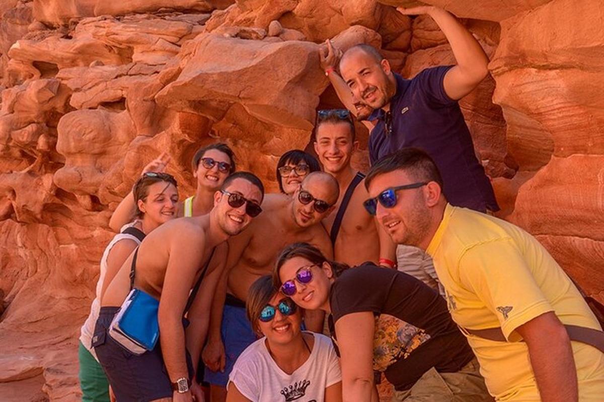 grupp inimesi, kes poseerivad pildi jaoks