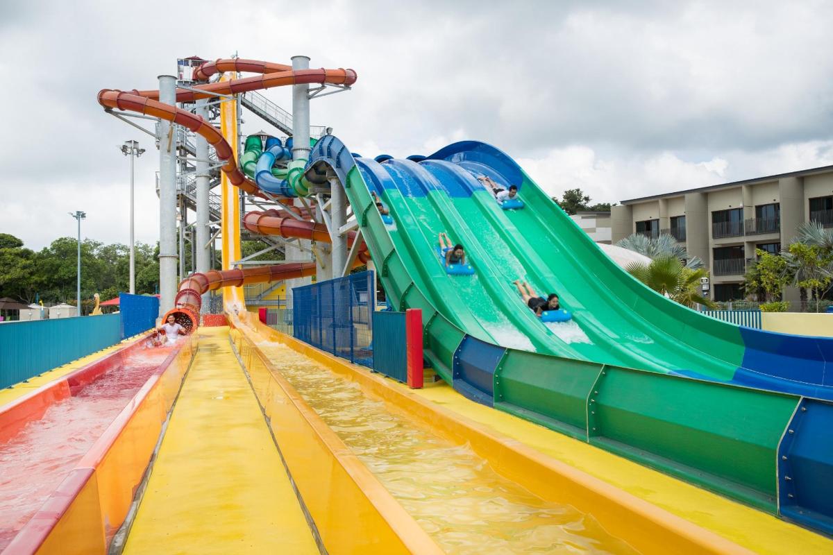 um toboágua em um parque aquático