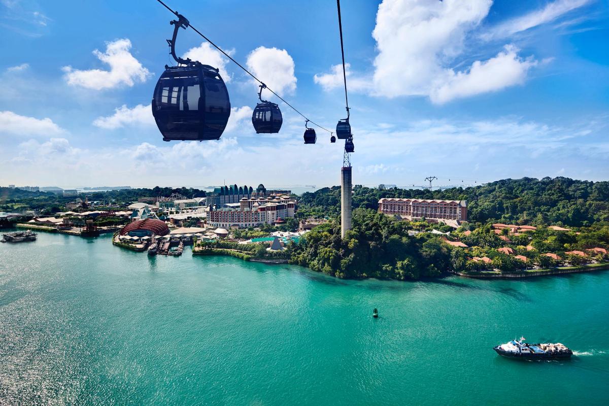 gondola letící nad řekou s městem